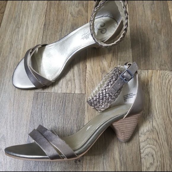 Seychelles Metallic Gold Sandals - Picture 8 of 8